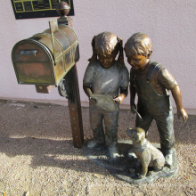 decoración del metal del arte del metal estatua del buzón del muchacho del bronce para la venta